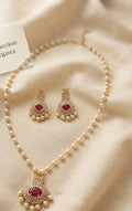 Elegant pearl necklace